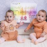 Ktoré z dvojčiat sa narodilo prvé? Krásna tabuľka o narodení pre dvojičky.